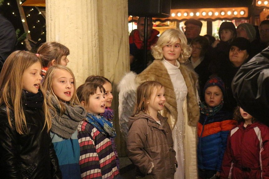 Am gro&szlig;en Adventskalender des Nordh&auml;user Theaters &ouml;ffnete sich heute das erste T&uuml;rchen