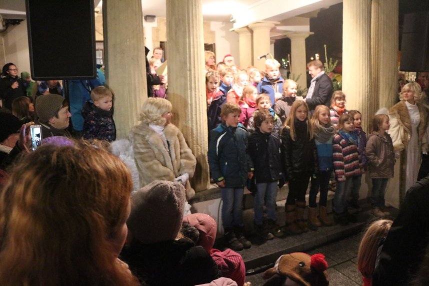 Am gro&szlig;en Adventskalender des Nordh&auml;user Theaters &ouml;ffnete sich heute das erste T&uuml;rchen