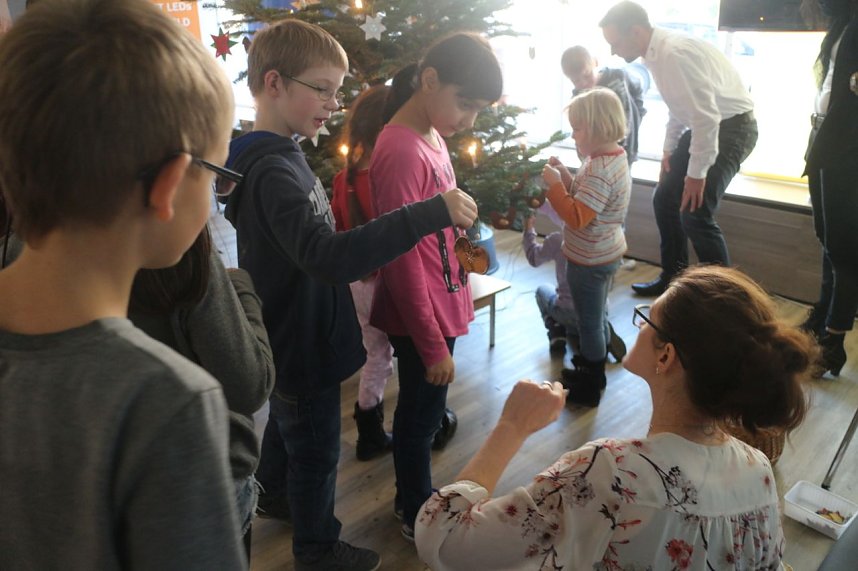 Weihnachtsbaumschm&uuml;cken im Service Center der EVN