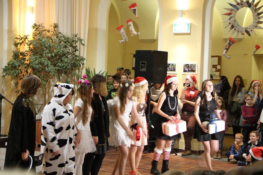 Vom Advenstkranz bis zum selbstgebackenen Pl&auml;tzchen konnte man auf dem Weihnachtsbasar der Nordh&auml;user Petersbergschule viel entdecken und naschen