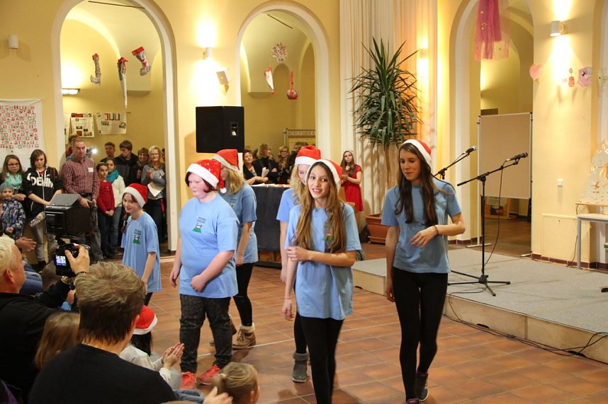 Vom Advenstkranz bis zum selbstgebackenen Pl&auml;tzchen konnte man auf dem Weihnachtsbasar der Nordh&auml;user Petersbergschule viel entdecken und naschen