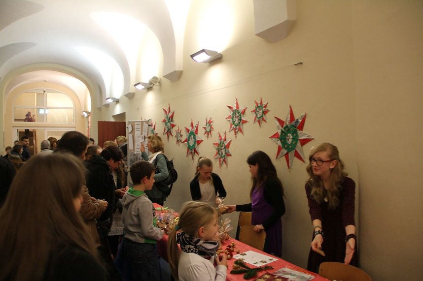 Vom Advenstkranz bis zum selbstgebackenen Pl&auml;tzchen konnte man auf dem Weihnachtsbasar der Nordh&auml;user Petersbergschule viel entdecken und naschen