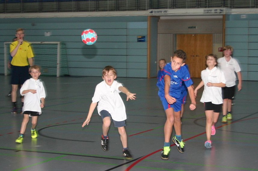 In der Nordh&auml;user Wiedigsburghalle trafen sich am Sonntag die im Schulprojekt Kinder von der Stra&szlig;e � Kommt wir spielen Handball aktiven M&auml;dchen und Jungen der 3. und 4. Grundschulklassen zum ersten Miniturnier im neuen Trainingsjahr.