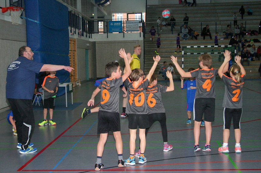 In der Nordh&auml;user Wiedigsburghalle trafen sich am Sonntag die im Schulprojekt Kinder von der Stra&szlig;e � Kommt wir spielen Handball aktiven M&auml;dchen und Jungen der 3. und 4. Grundschulklassen zum ersten Miniturnier im neuen Trainingsjahr.