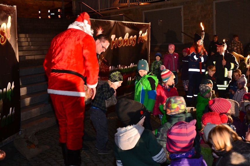 Mancher Rucksack war gr&ouml;&szlig;er als sein Tr&auml;ger. Hergeben wollte aber nat&uuml;rlich kein Kind den Sack, der f&uuml;r seine Einrichtung bestimmt war.