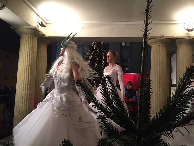 Das Tanzstudio Radeva trat als Fensterpate f&uuml;r das 21. T&uuml;rchen am gro&szlig;en Adventskalender des Nordh&auml;user Theaters