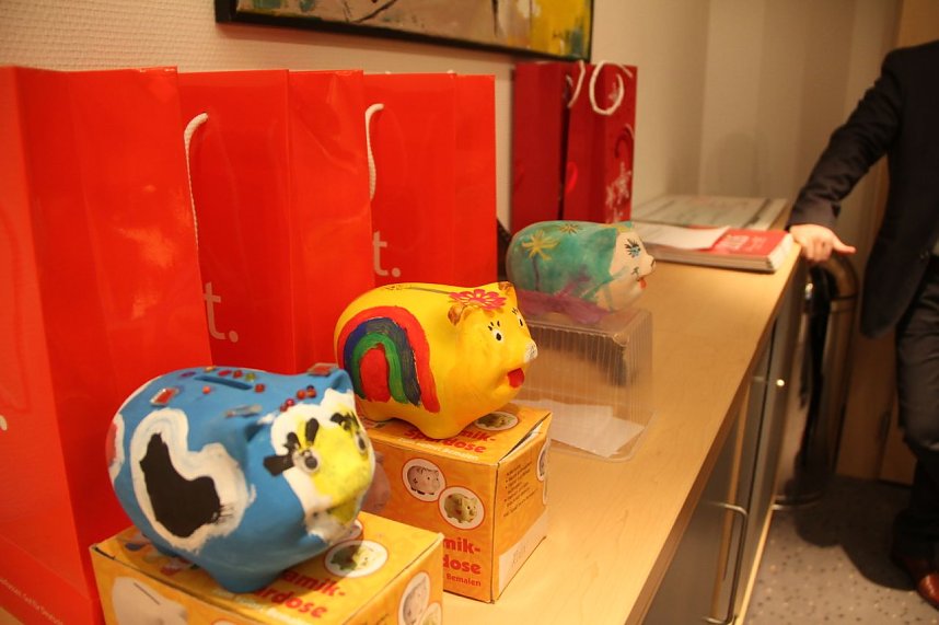 Schulpreise f&uuml;r die sch&ouml;nsten Sparschweine &uuml;bergeben