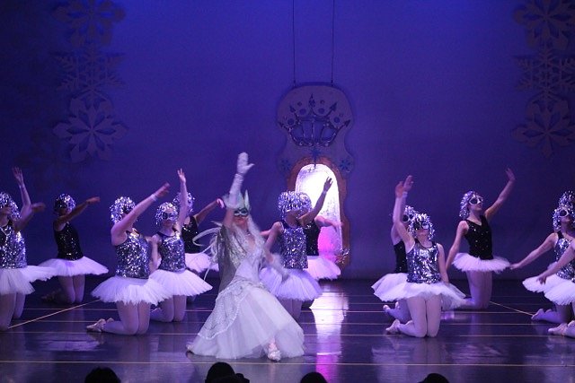 Der letzte Tanz des Jahres - die Eleven des Tanzstudio Radeva bei der Auff&uuml;hrung der Eisk&ouml;nigin im Nordh&auml;user Theater