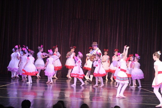 Der letzte Tanz des Jahres - die Eleven des Tanzstudio Radeva bei der Auff&uuml;hrung der Eisk&ouml;nigin im Nordh&auml;user Theater