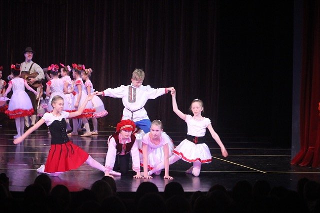 Der letzte Tanz des Jahres - die Eleven des Tanzstudio Radeva bei der Auff&uuml;hrung der Eisk&ouml;nigin im Nordh&auml;user Theater