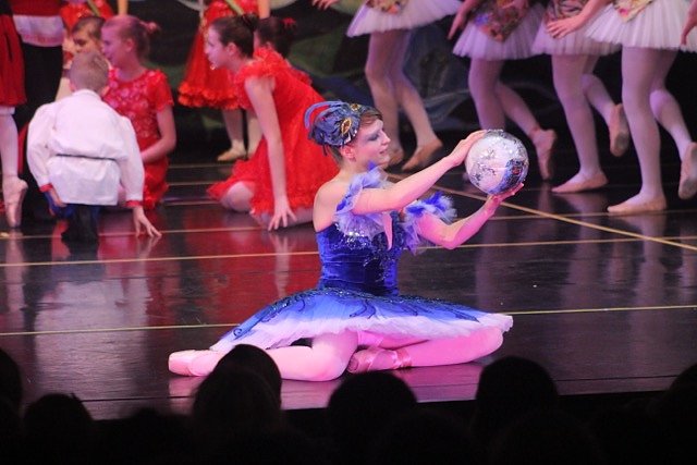 Der letzte Tanz des Jahres - die Eleven des Tanzstudio Radeva bei der Auff&uuml;hrung der Eisk&ouml;nigin im Nordh&auml;user Theater