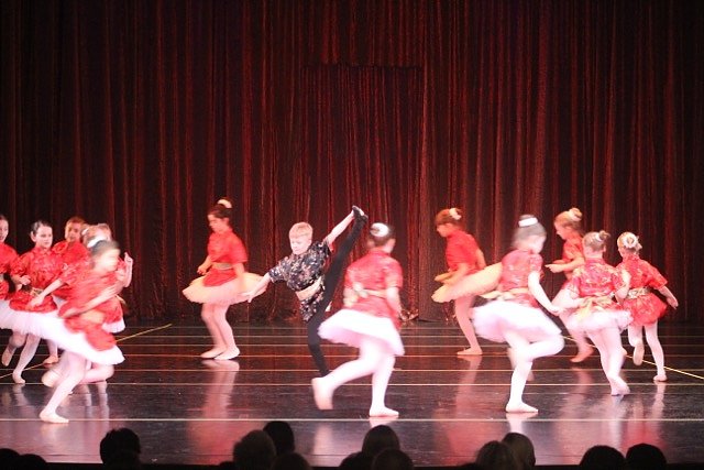 Der letzte Tanz des Jahres - die Eleven des Tanzstudio Radeva bei der Auff&uuml;hrung der Eisk&ouml;nigin im Nordh&auml;user Theater