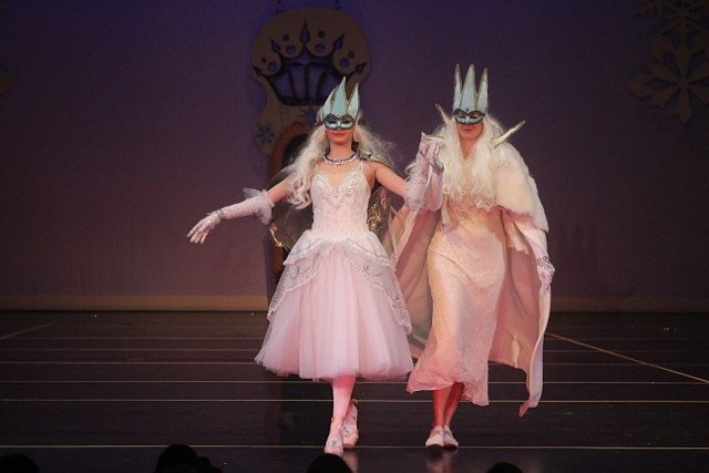 Der letzte Tanz des Jahres - die Eleven des Tanzstudio Radeva bei der Auff&uuml;hrung der Eisk&ouml;nigin im Nordh&auml;user Theater