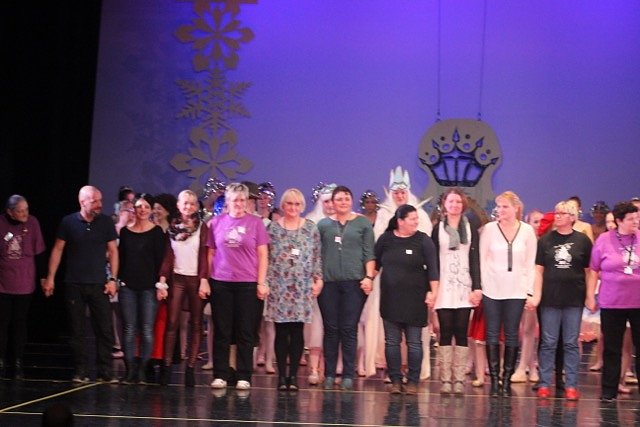 Der letzte Tanz des Jahres - die Eleven des Tanzstudio Radeva bei der Auff&uuml;hrung der Eisk&ouml;nigin im Nordh&auml;user Theater