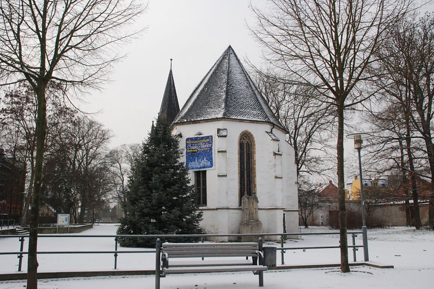 Auf Schnee musste der Weihnachtsmarkt rund um die Sangerh&auml;user Marienkirche warten - bis heute. Nun ist er da, daf&uuml;r ist der Weihnachtsmann weg.