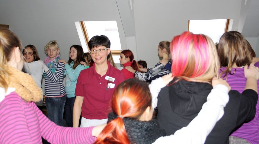 Physiotherapeutin Sandra Holberg-Busch (Mitte) f&uuml;hrte mit den Sch&uuml;lern Gleichgewichts&uuml;bungen durch.