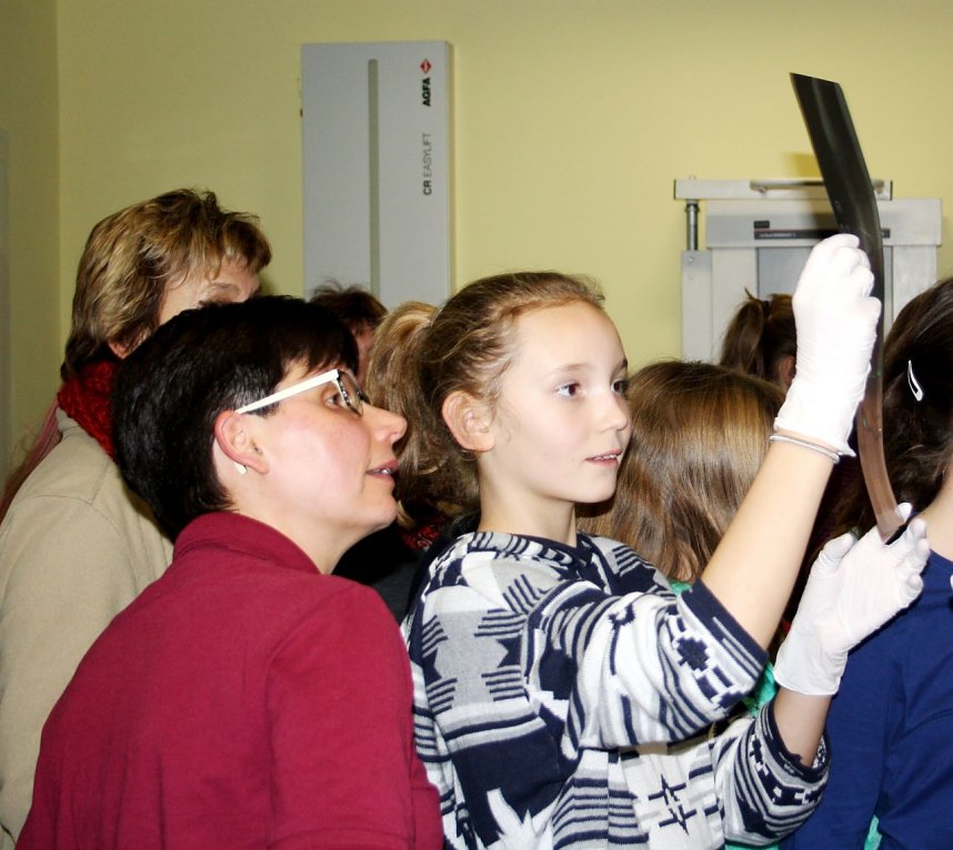 Physiotherapeutin Sandra Holberg-Busch (links) erkl&auml;rte den Sch&uuml;lern die R&ouml;ntgenaufnahmen.