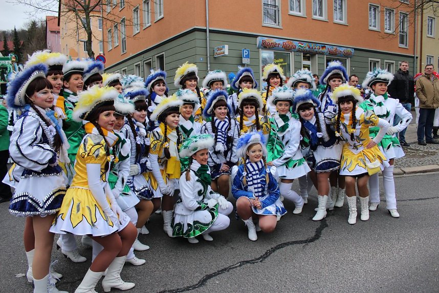 N&auml;rrinnen und Narren trotzen Wetter (1)