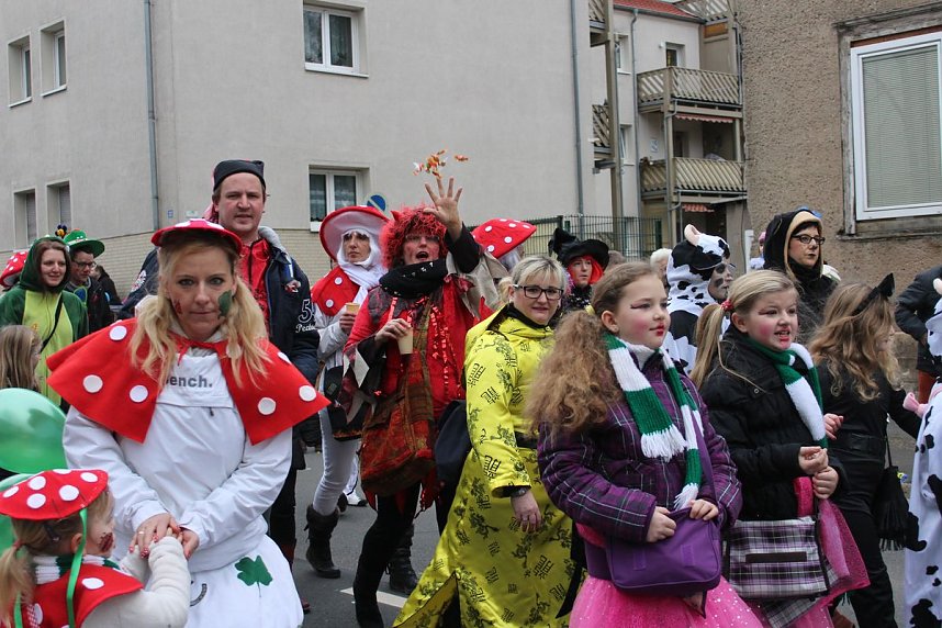 N&auml;rrinnen und Narren trotzen Wetter (1)