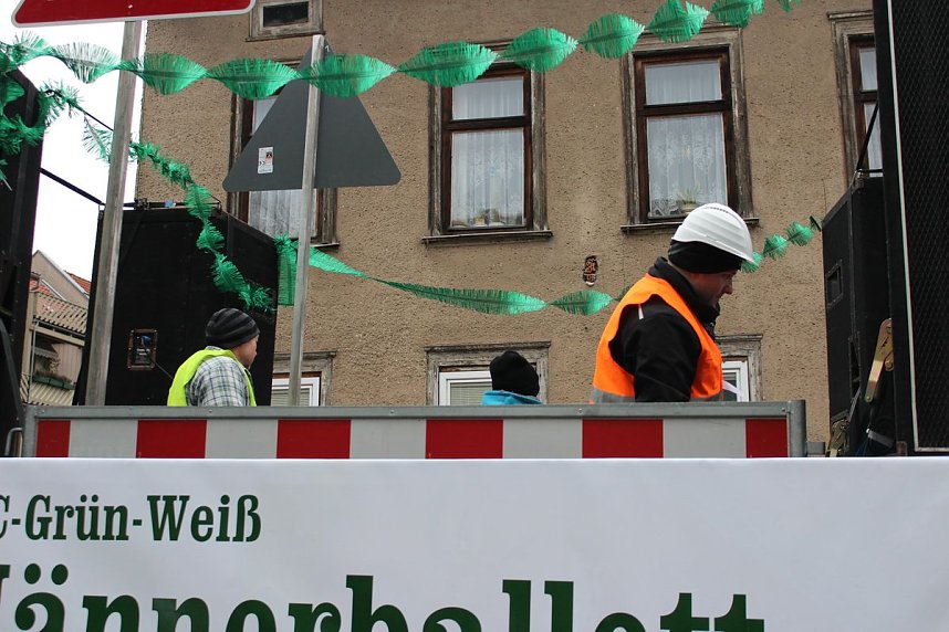N&auml;rrinnen und Narren trotzen Wetter (1)