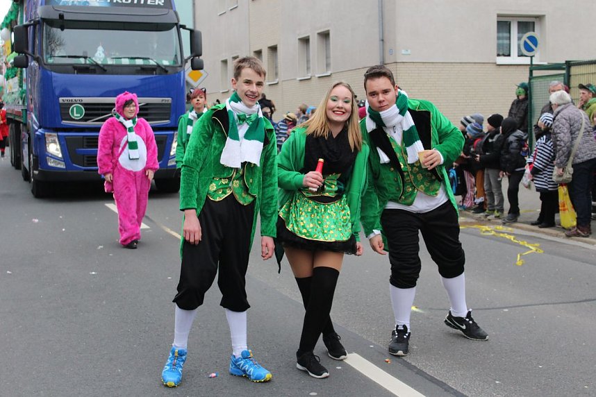 N&auml;rrinnen und Narren trotzen Wetter (1)