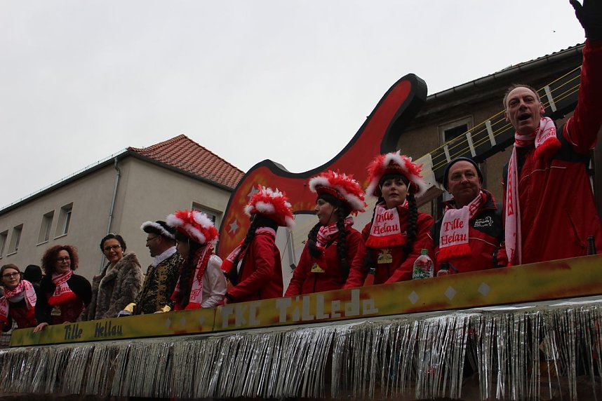 N&auml;rrinnen und Narren trotzen Wetter (1)
