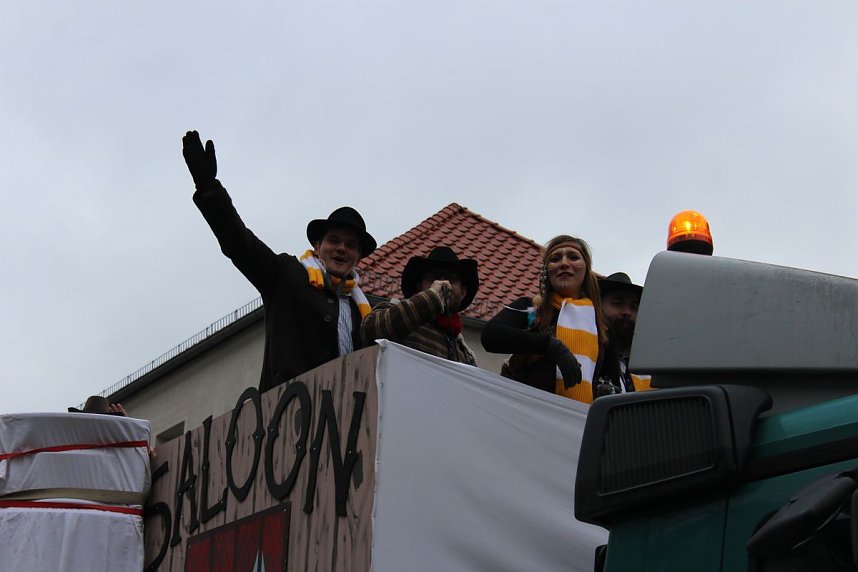 N&auml;rrinnen und Narren trotzen Wetter (1)