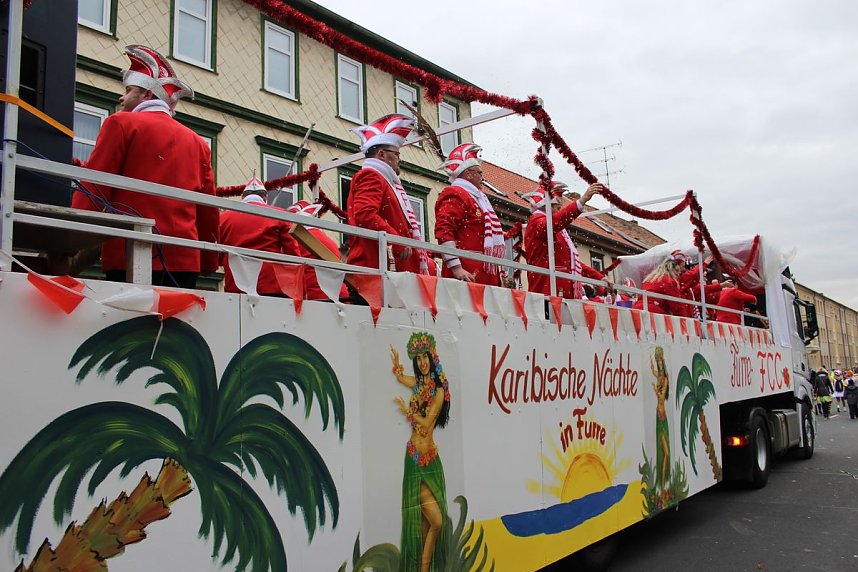 N&auml;rrinnen und Narren trotzen Wetter (1)