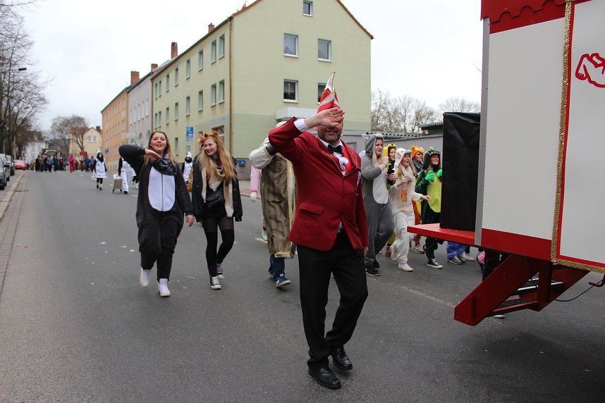 N&auml;rrinnen und Narren trotzen Wetter (2)