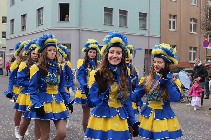 N&auml;rrinnen und Narren trotzen Wetter (2)