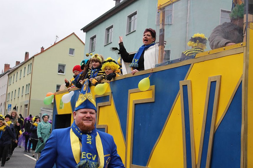 N&auml;rrinnen und Narren trotzen Wetter (2)