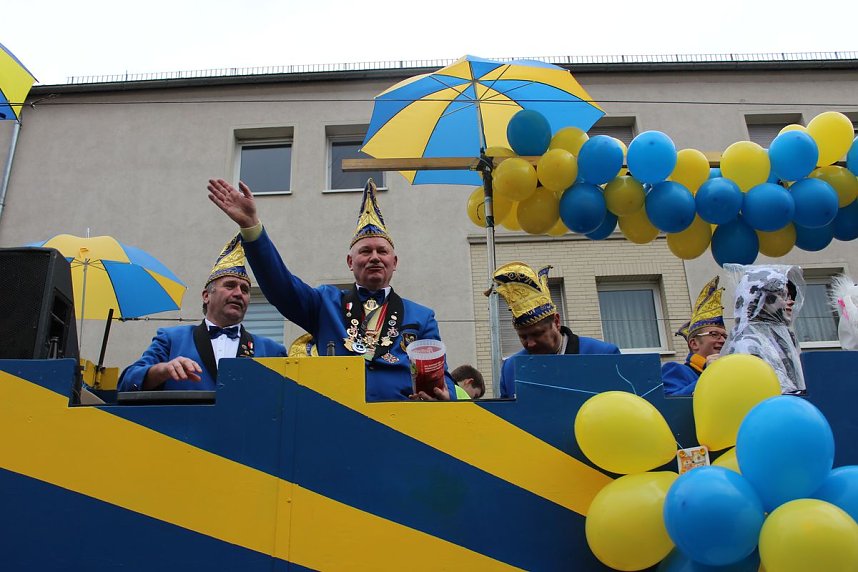 N&auml;rrinnen und Narren trotzen Wetter (2)