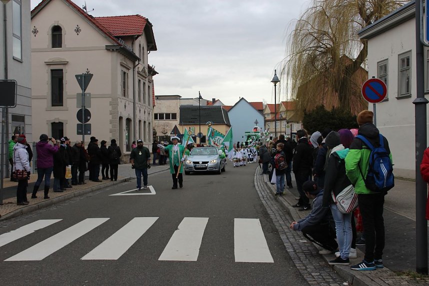 N&auml;rrinnen und Narren trotzen Wetter (2)