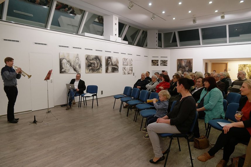 Roter Faden in der Galerie in der Kreissparkasse Nordhausen