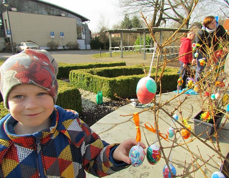 Die "Kleinen Sp&uuml;rnasen" schm&uuml;ckten den Brunnen vor dem Badehaus