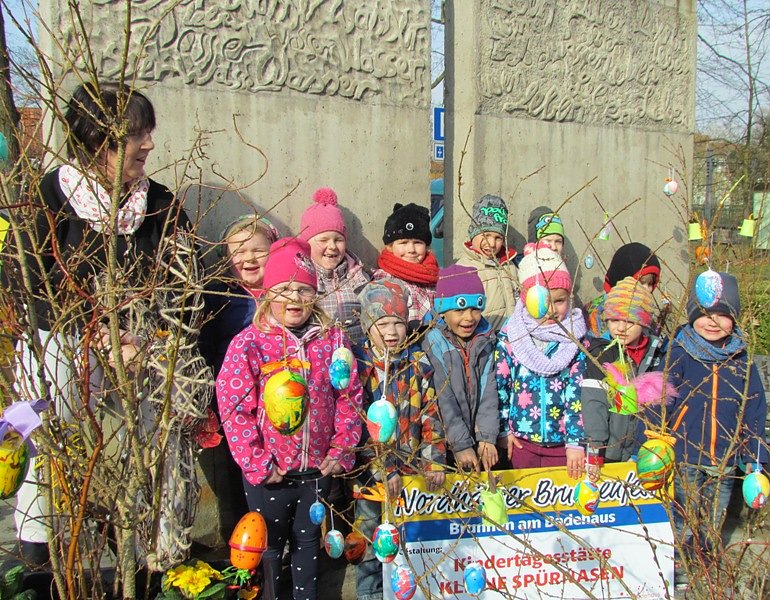 Die "Kleinen Sp&uuml;rnasen" schm&uuml;ckten den Brunnen vor dem Badehaus
