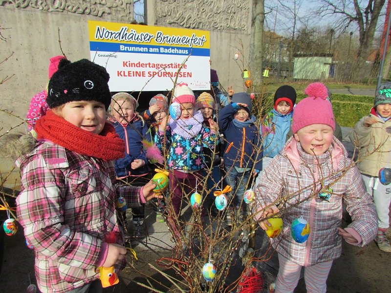 Die "Kleinen Sp&uuml;rnasen" schm&uuml;ckten den Brunnen vor dem Badehaus