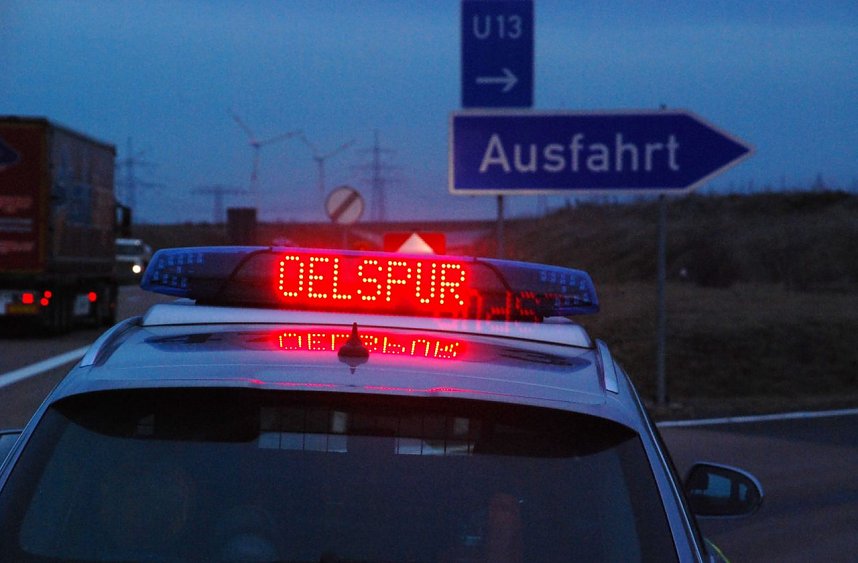 Polizisten sind in vielen F&auml;llen die ersten und die letzten an einem Unfallort, wie hier gestern Abend auf der A 38 nahe Querfurt.