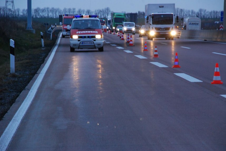Der Verkehr musste am verunreinigten Stra&szlig;enabschnitt vorbeigeleitet werden, ohne neue Probleme- etwa mit einem Stau - heraufzubeschw&ouml;ren. Es gelang hier.