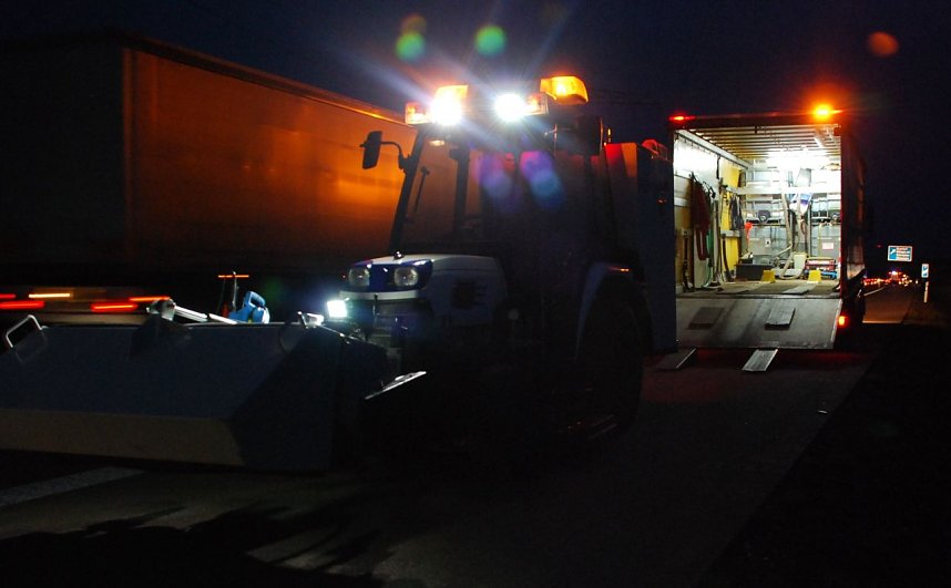 Gef&auml;hrliche Fl&uuml;ssigkeiten auf Stra&szlig;en k&ouml;nnen auf vielf&auml;ltige Weise entfernt werden. Die Sangerh&auml;user Fachleute nahmen dazu gestern Abend hei&szlig;es Wasser.