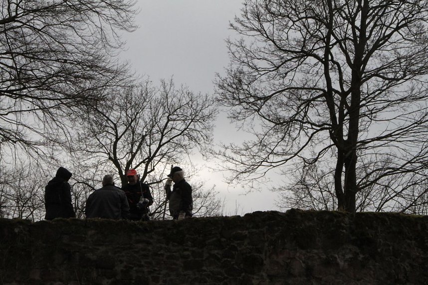 Voller Arbeitseinsatz &uuml;ber Ilfeld - gut 40 Personen waren heute auf dem Burgberg &uuml;ber der Stadt aktiv