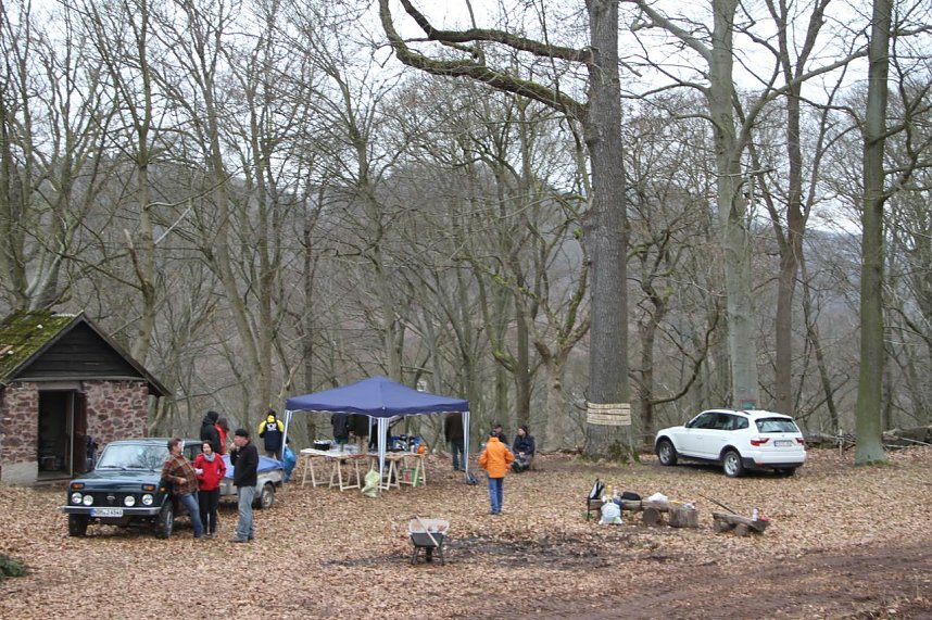Voller Arbeitseinsatz &uuml;ber Ilfeld - gut 40 Personen waren heute auf dem Burgberg &uuml;ber der Stadt aktiv