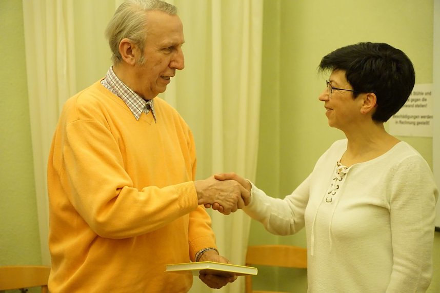 Als "kleine Aufmerksamkeit" &uuml;bergibt Herr Gr&ouml;nke an die Referentin, Elke Blanke, ein Buch.