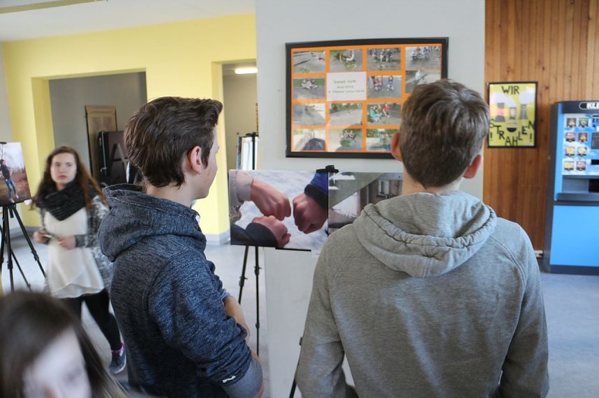 Zwei Monate fotografierten 14 Kinder und Jugendliche aus Deutschland, Afghanistan und Syrien und lernten sich kennenund