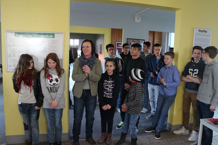 Zwei Monate fotografierten 14 Kinder und Jugendliche aus Deutschland, Afghanistan und Syrien und lernten sich kennenund