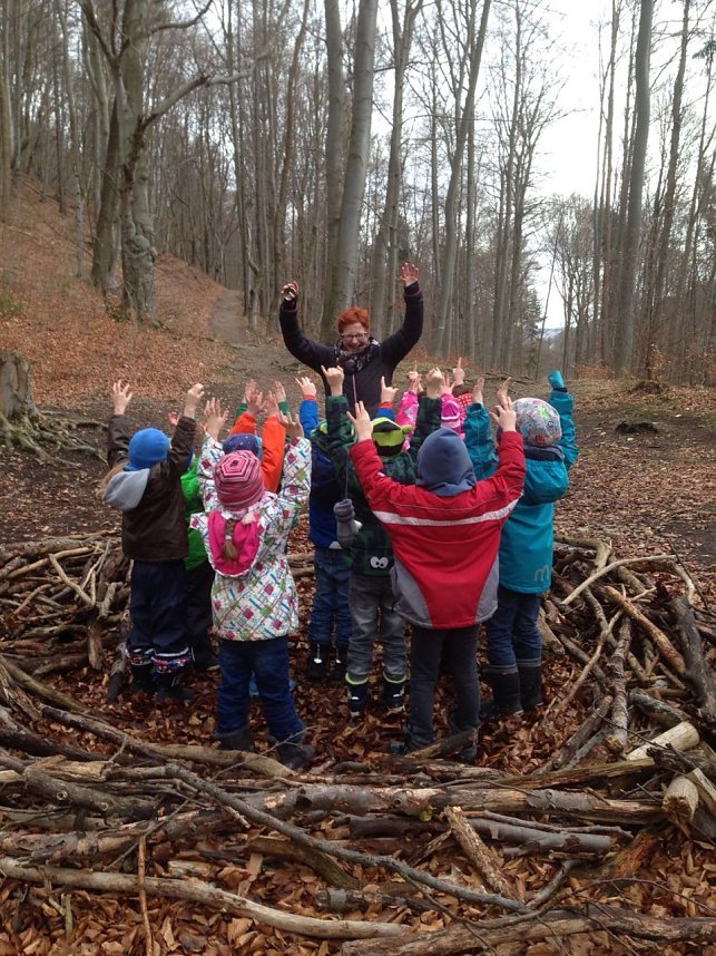 Klasse Wald!: Auch ohne Schnee: Viel Spa&szlig; im Winterwald � hier erleben die Kinder mit Projektleiterin Jana Henning-Jacob spielerisch, was ein Eichh&ouml;rnchen alles tun muss, damit es den Winter &uuml;berlebt. 