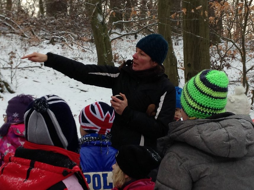 Klasse Wald!: Umweltp&auml;dagogin Katharina Ludwig erkl&auml;rt einen Pfad, den die Rehe auf Futtersuche getreten haben. 