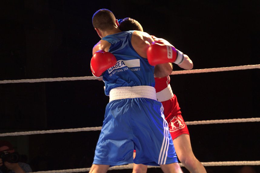 Boxnacht in der Nordh&auml;user Ballspielhalle