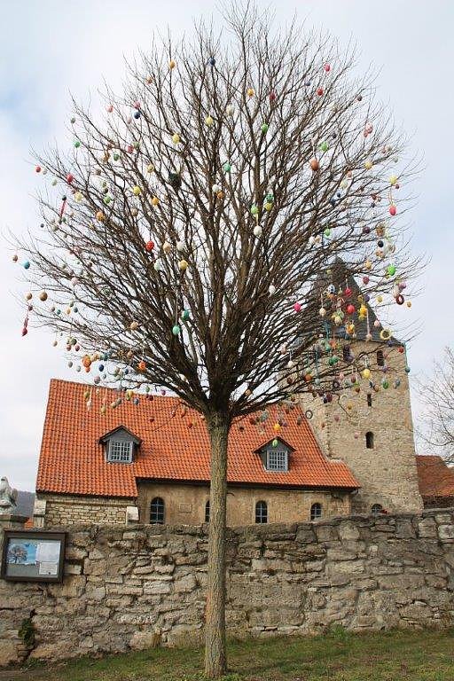 1.500 Ostereier angehangen