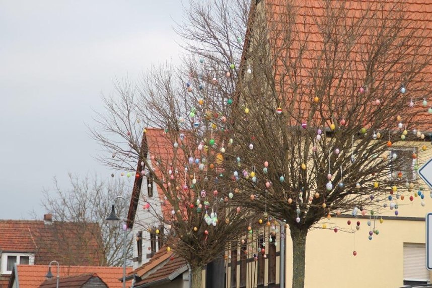 1.500 Ostereier angehangen